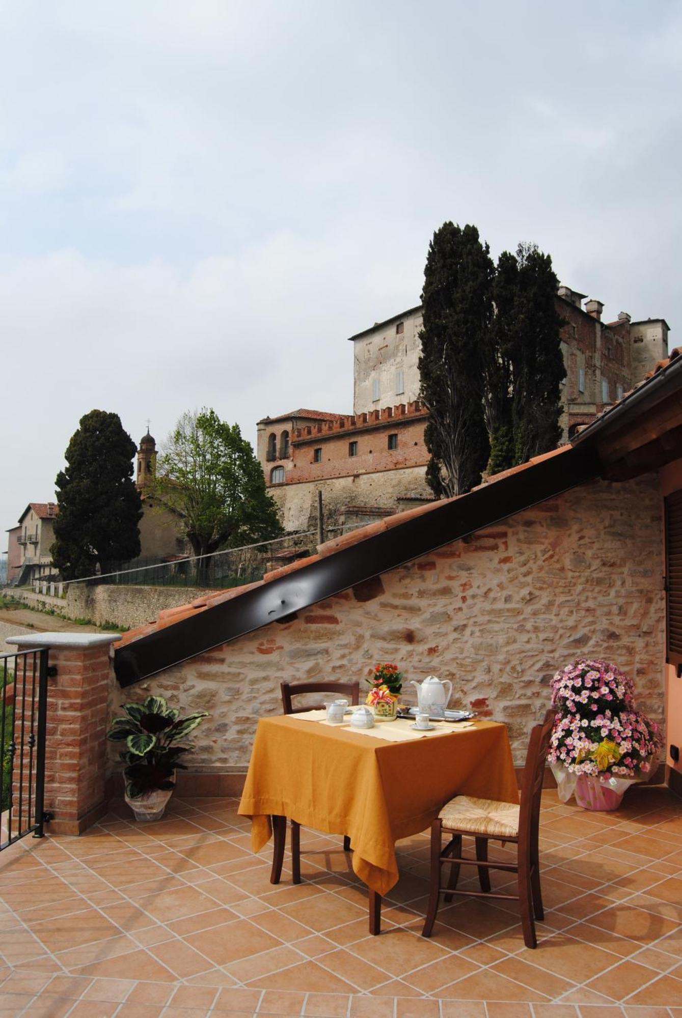All'Ombra del Castello Cigliè Esterno foto