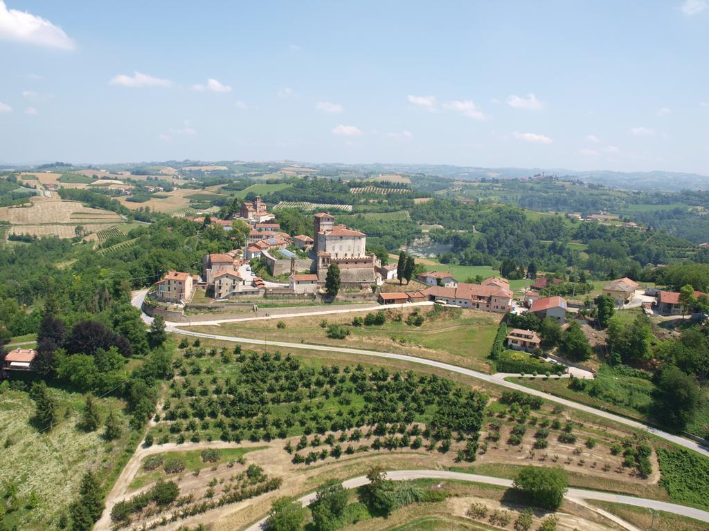 All'Ombra del Castello Cigliè Esterno foto